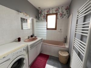 La Petite Sablaise في سانت جيل كروا دي فيي: حمام مع مغسلة وغسالة ملابس