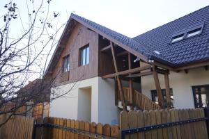 ミエルクレア・チュクにあるOrgona Apartmentsの木塀の家