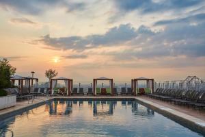 Бассейн в Four Seasons St. Louis или поблизости