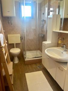 Ένα μπάνιο στο 2 Bedroom apartment with sea view +18 φωτογραφίες