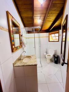une salle de bains avec lavabo et toilettes dans l'établissement Casa da Mel, à Itatiaia 50 autres photos