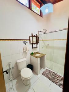 une salle de bains avec toilettes, douche et lavabo dans l'établissement Casa da Mel, à Itatiaia
