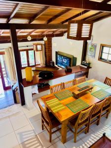 une salle à manger avec une table et des chaises en bois dans l'établissement Casa da Mel, à Itatiaia