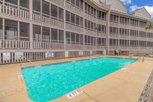 Bazén v ubytování Amazing Direct Inlet View Steps from the Ocean nebo v jeho okolí