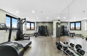 ein Fitnessstudio mit mehreren Laufbändern und Ellipsentrainern in der Unterkunft Maricels hotel in Bedford