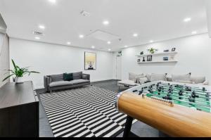 ein Wohnzimmer mit einem Tischkicker in der Mitte in der Unterkunft Maricels hotel in Bedford