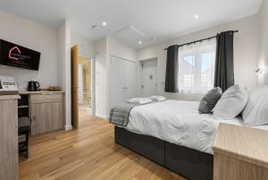 Ένα ή περισσότερα κρεβάτια σε δωμάτιο στο Modern Stockton Studio Room, Free WiFi & Parking