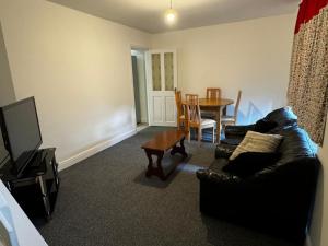 TV a/nebo společenská místnost v ubytování Double bed D2 Greater Manchester