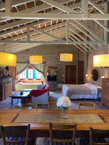 Habitación grande con cama y sala de estar. en Casitas El Lago, en Carhué