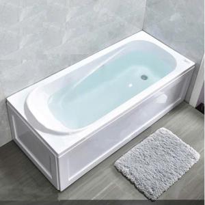 a white bath tub in a bathroom with a rug at HOMESTAY Hoàng GIa in Ấp Ông Tú