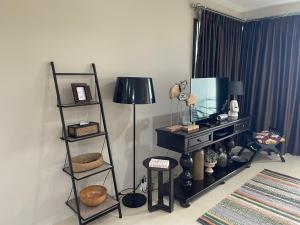 een kamer met een bureau met een spiegel en een lamp bij Khaoyai 360 Panoramic View in Ban Tha Chang