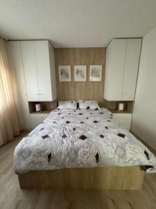 Ένα ή περισσότερα κρεβάτια σε δωμάτιο στο Mihail i Lina