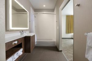 圣安东尼奥SpringHill Suites by Marriott San Antonio Northwest at The RIM的带浴缸、水槽和淋浴的浴室