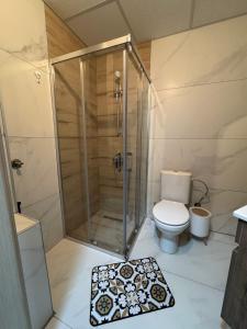 Ένα μπάνιο στο Mihail i Lina