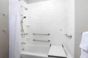 SpringHill Suites by Marriott San Antonio Northwest at The RIM的一间浴室