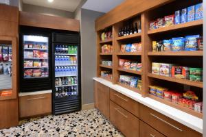サンアントニオにあるSpringHill Suites by Marriott San Antonio Northwest at The RIMの大型冷蔵庫2台と食料品店