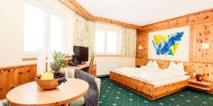 Łóżko lub łóżka w pokoju w obiekcie Mooshaus Winterresort