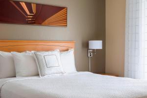 Giường trong phòng chung tại TownePlace Suites Phoenix North