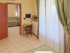 A bed or beds in a room at Hotel Arco Romana