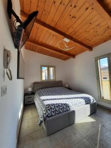 a bedroom with a bed and a wooden ceiling at I 4 Leoni in Conversano