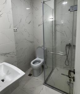 un bagno con doccia, WC e lavandino di White Bridge Riverside a Kutaisi