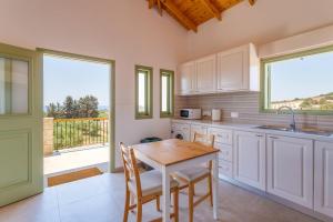 Kuchyň nebo kuchyňský kout v ubytování Eleonas Seaview Cottages