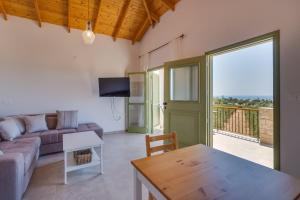 TV a/nebo společenská místnost v ubytování Eleonas Seaview Cottages