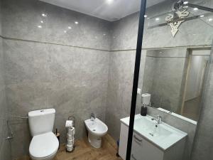 ゾンプにあるApartament Jasiek Pokoje Baciaryのトイレと洗面台付きのバスルーム