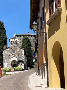 una calle adoquinada con un castillo al fondo en Appartamento Betta in Borgo, en Gorizia 7 fotos más