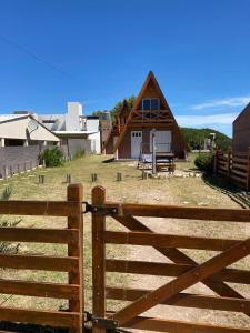 a wooden fence in front of a house at Sauce Grande Alpinas in Balneario Sauce Grande