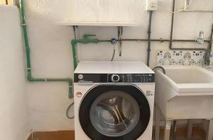 a washing machine in a bathroom with a sink at Disfruta frente al mar, a 50 metros, y desconecta in Torre de la Horadada