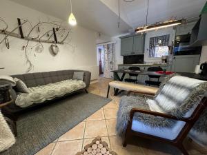 Ruang duduk di Fermes St Foy F6 - Charmant 3 pièces, ski au pied - St Foy Tarentaise
