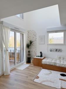 En eller flere senge i et værelse på Design Loft Disneyland Paris