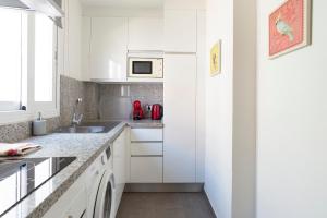 Kuchyň nebo kuchyňský kout v ubytování Fantastic Penthouse Malaga Center