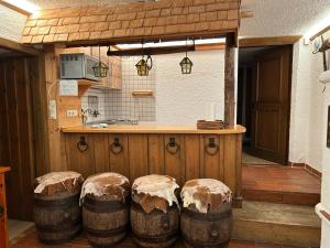 una cocina con una barra con un montón de barriles de madera en Haus Gabriele Appartement Frederic by NV-Appartements, en Kirchberg in Tirol