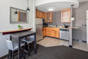 una cocina con una mesa y un refrigerador en Residence Inn Phoenix NW/Surprise, en Surprise