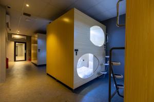 乔治市Resthub的浴室设有黄色墙壁和镜子