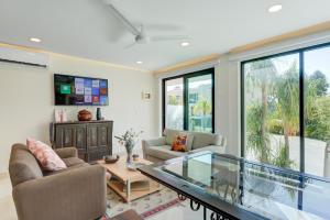 a living room with a glass table and chairs at El Tigre Resort, Quinta San Miguel in Nuevo Vallarta 