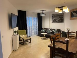 salon z kanapą i stołem w obiekcie Apartamento Las Brisas w mieście Mijas