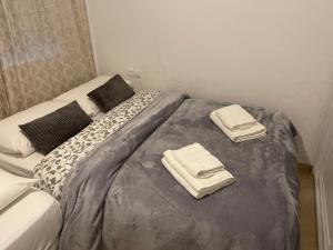 Łóżko lub łóżka w pokoju w obiekcie Apartamento Las Brisas