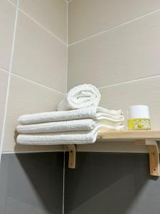 a shelf in a bathroom with towels on it at Casa do Castelo in Trancoso