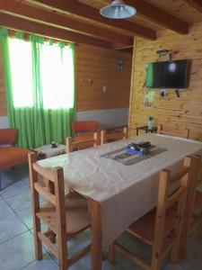 ラゴ・プエロにあるMi Luciのテーブルと椅子とテレビのあるダイニングルーム +9枚の写真