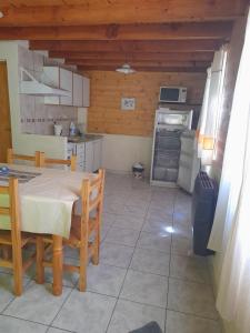 ラゴ・プエロにあるMi Luciのキッチン(テーブル付)、キッチン(コンロ付)