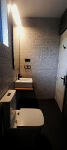 um banheiro com um vaso sanitário branco e uma pia em Amanda Mirissa em Mirissa