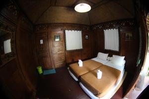 an overhead view of a bedroom with two beds at Omah Garengpoeng Guest House in Borobudur