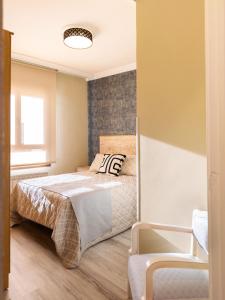 a bedroom with a bed and a window at Apartamento Los Castillos 1I in Tordesillas