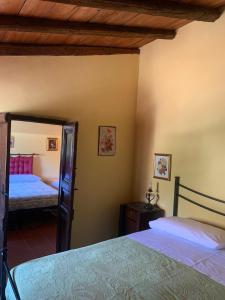 ein Schlafzimmer mit zwei Betten und einem Spiegel in der Unterkunft Case Troccoli in Caltabellotta + 11 Fotos