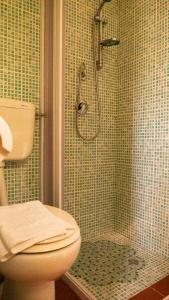 ein Badezimmer mit Dusche und Toilette in der Unterkunft Case Troccoli in Caltabellotta
