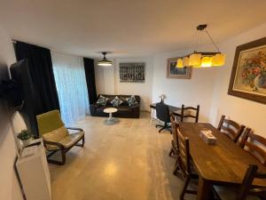 Telewizja i/lub zestaw kina domowego w obiekcie Apartamento Las Brisas