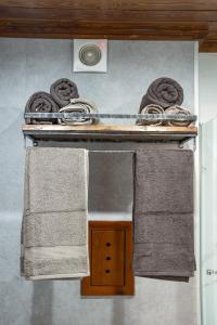 twee handdoeken op een plank met twee handdoeken bij Host2U Authentic Bansko Apartment - Free Parking in Bansko
